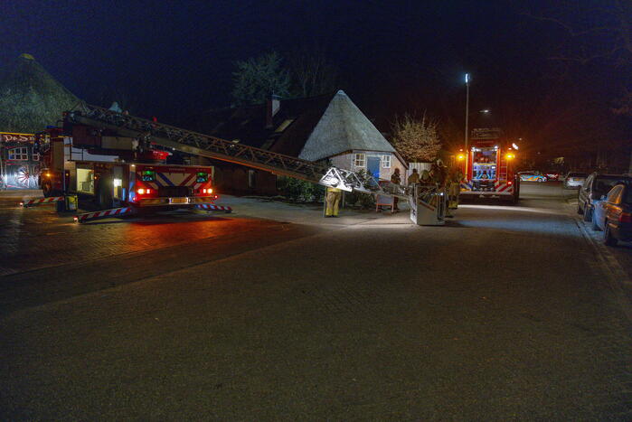 Schoorsteenbrand in woonboerderij met rieten dak