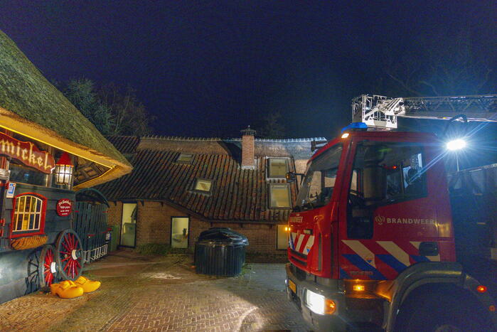 Schoorsteenbrand in woonboerderij met rieten dak
