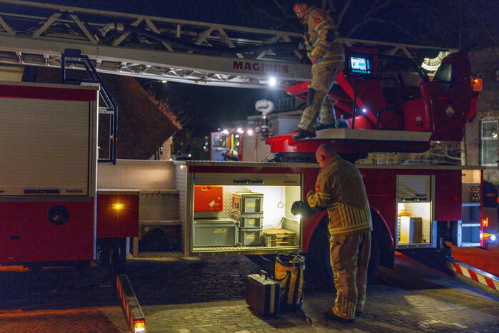 Schoorsteenbrand in woonboerderij met rieten dak