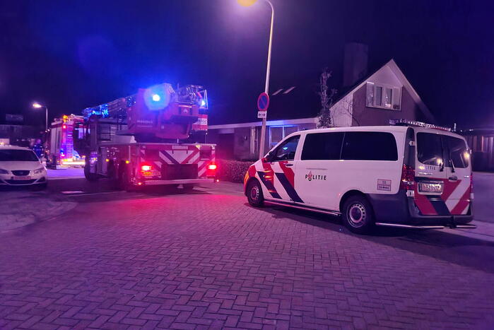Brandweer haalt oven uit woning