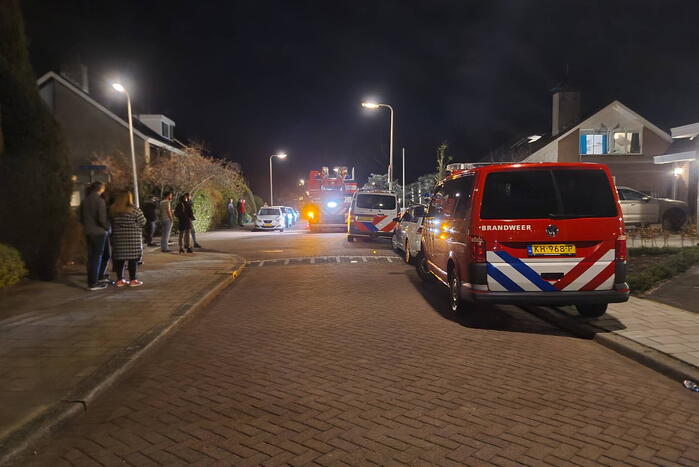 Brandweer haalt oven uit woning