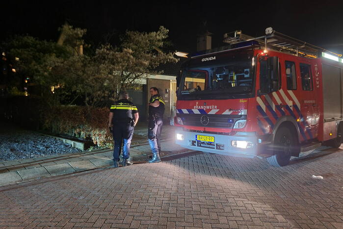 Brandweer haalt oven uit woning