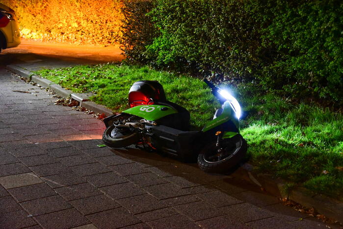 Twee personen gaan onderuit met Go Sharing-deelscooter