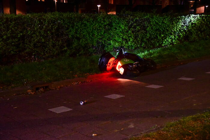 Twee personen gaan onderuit met Go Sharing-deelscooter