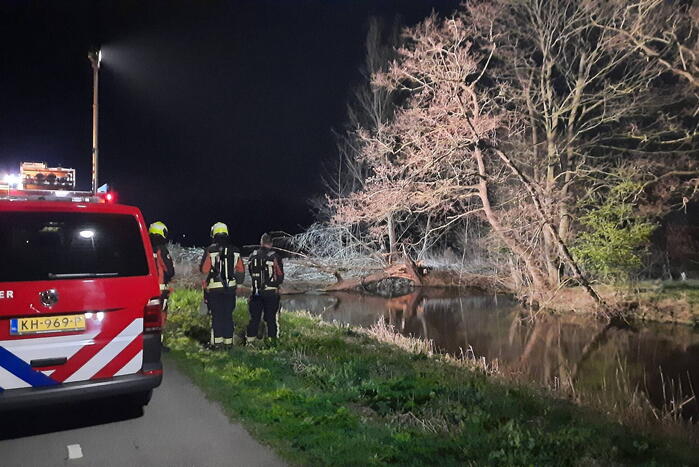 Brandweer blust brandende schuur