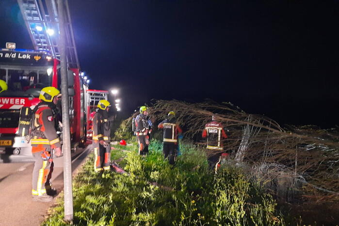 Brandweer blust brandende schuur