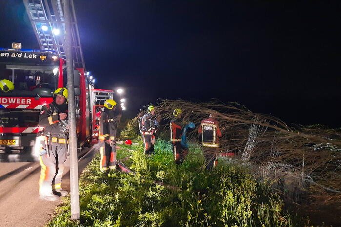 Brandweer blust brandende schuur