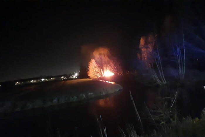 Brandweer blust brandende schuur