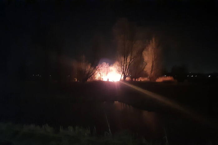 Brandweer blust brandende schuur