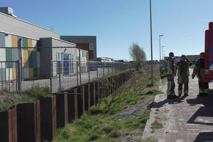 Brandweer blust brand in stukken pallets