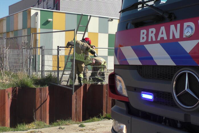 Brandweer blust brand in stukken pallets