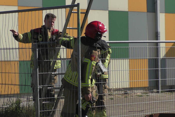 Brandweer blust brand in stukken pallets