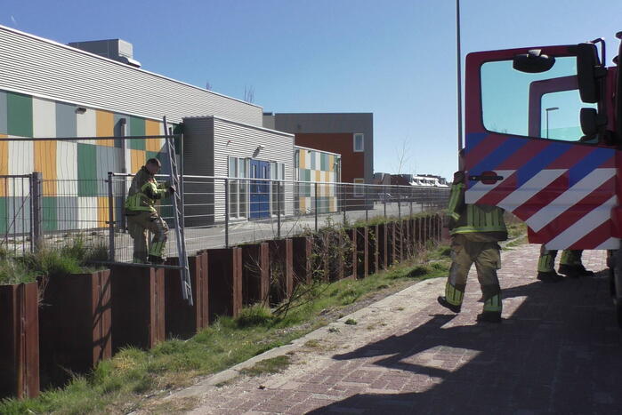 Brandweer blust brand in stukken pallets