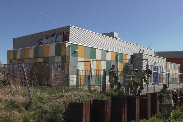 Brandweer blust brand in stukken pallets