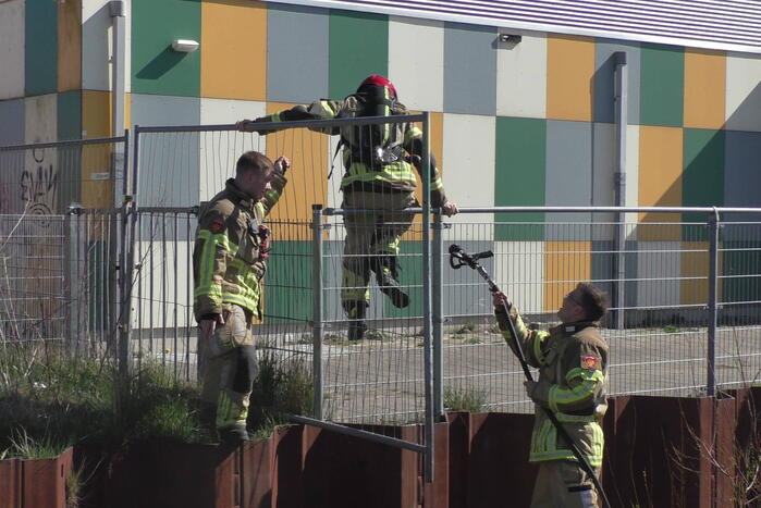 Brandweer blust brand in stukken pallets