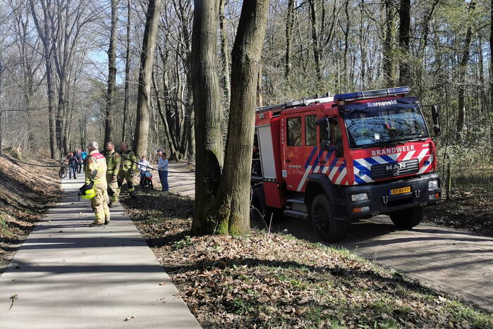 Brandweer blust brand in bosperceel
