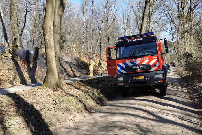 Brandweer blust brand in bosperceel