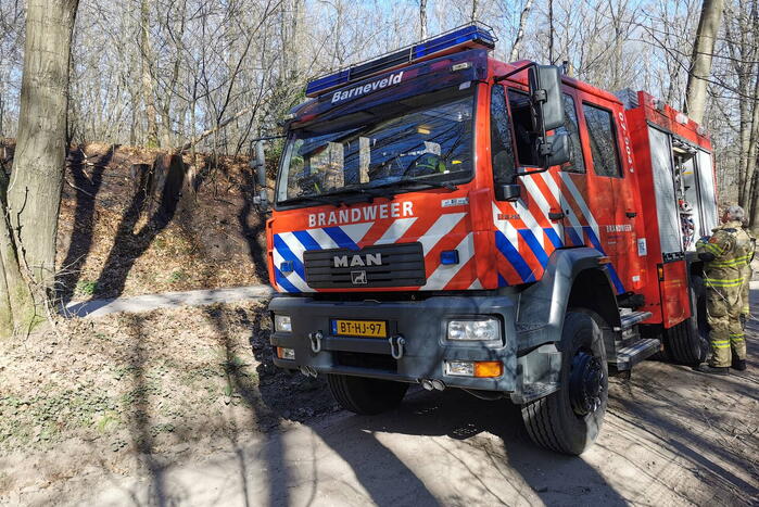 Brandweer blust brand in bosperceel