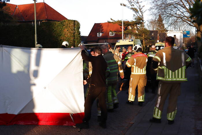 Auto belandt op zijn kant