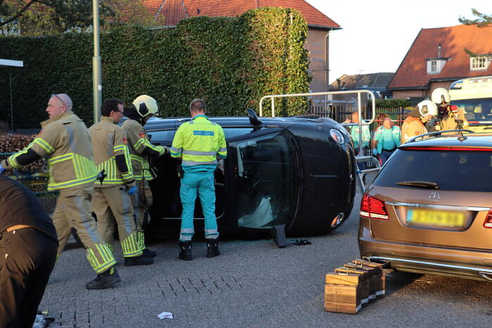Auto belandt op zijn kant
