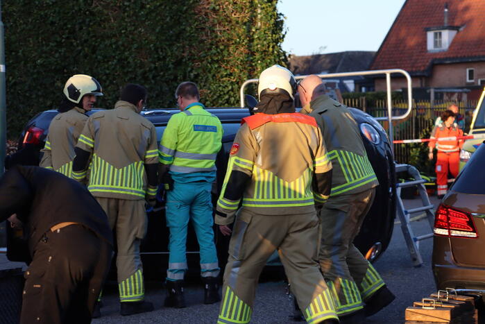 Auto belandt op zijn kant
