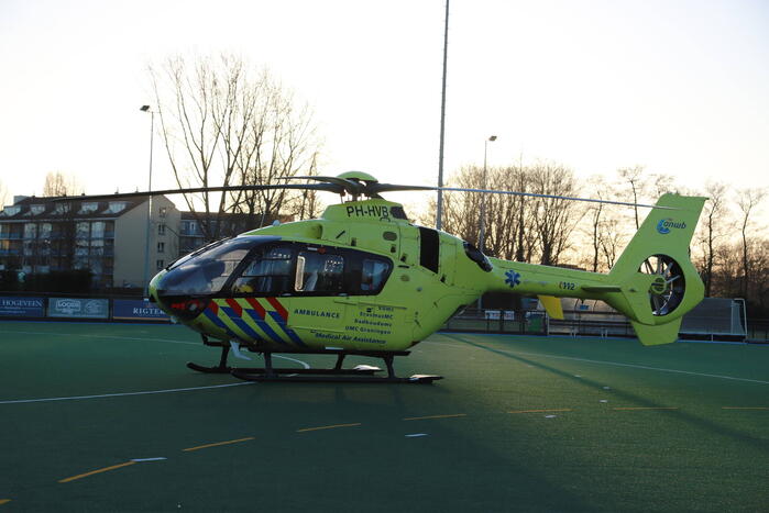 Auto belandt op zijn kant