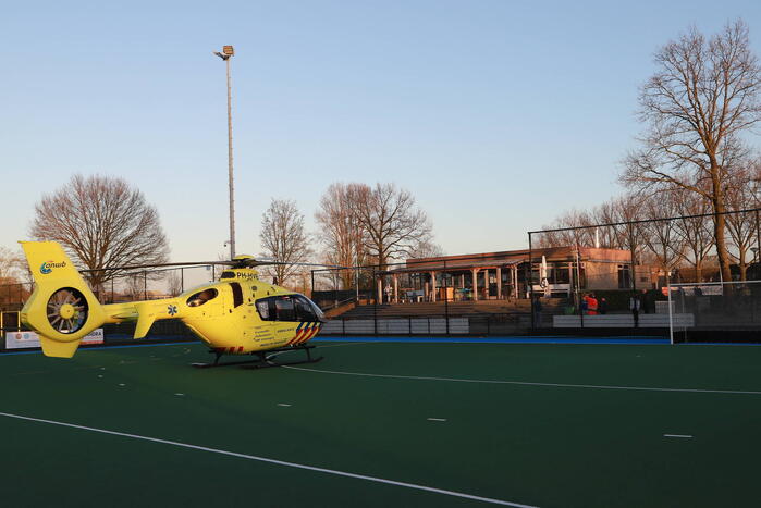 Auto belandt op zijn kant