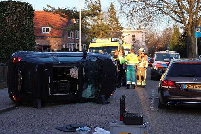 Auto belandt op zijn kant