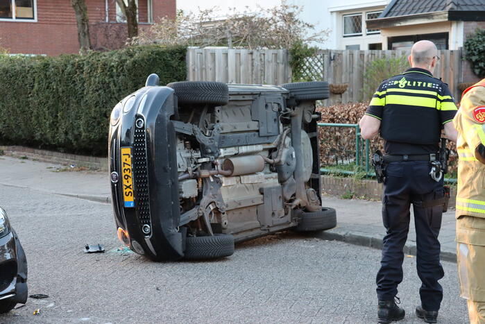 Auto belandt op zijn kant