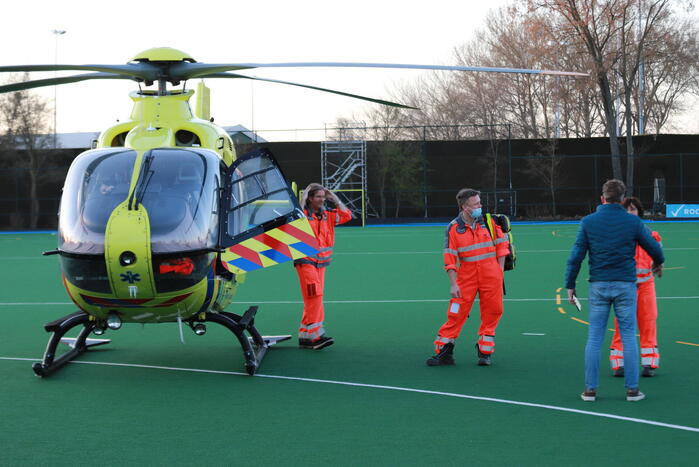 Auto belandt op zijn kant
