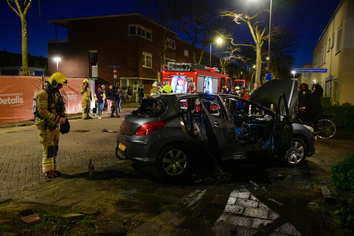 Auto brandt volledig uit