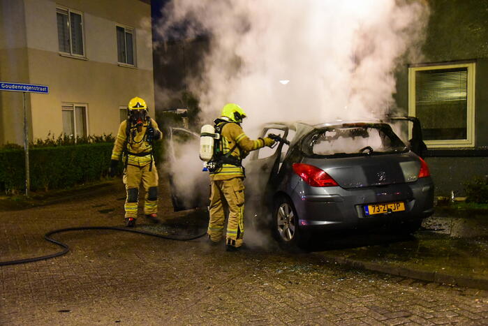 Auto brandt volledig uit