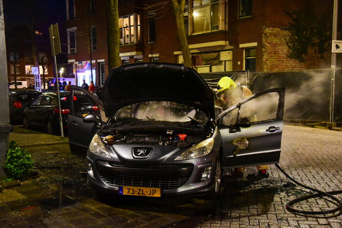 Auto brandt volledig uit