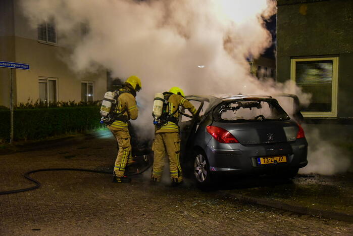 Auto brandt volledig uit