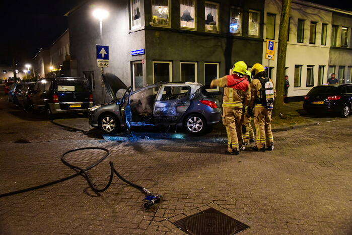 Auto brandt volledig uit
