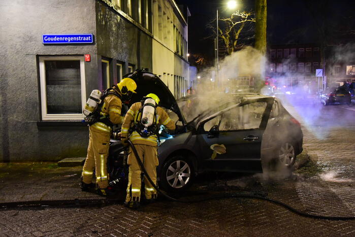 Auto brandt volledig uit