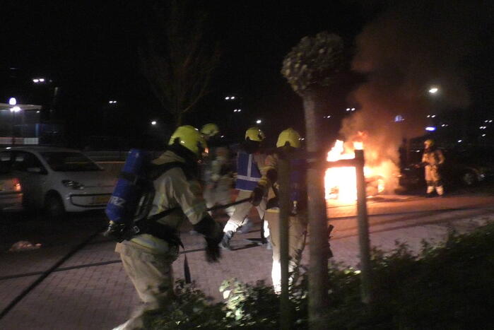 Geparkeerde personenauto vat vlam