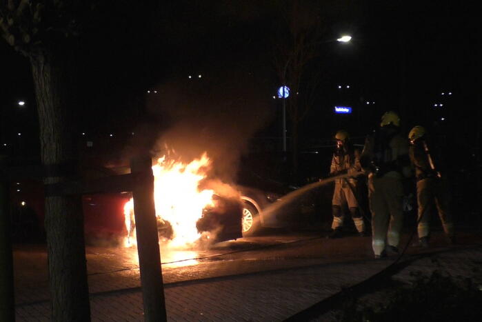 Geparkeerde personenauto vat vlam