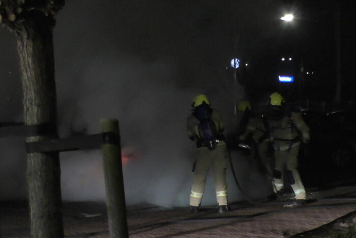 Geparkeerde personenauto vat vlam