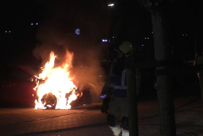 Geparkeerde personenauto vat vlam
