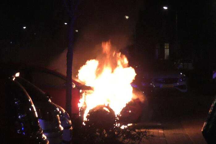 Geparkeerde personenauto vat vlam