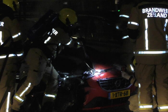 Geparkeerde personenauto vat vlam