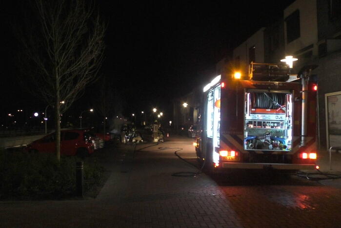 Geparkeerde personenauto vat vlam