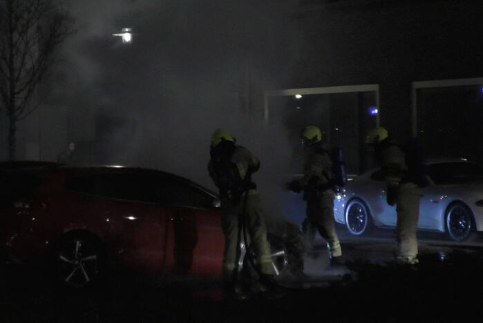 Geparkeerde personenauto vat vlam