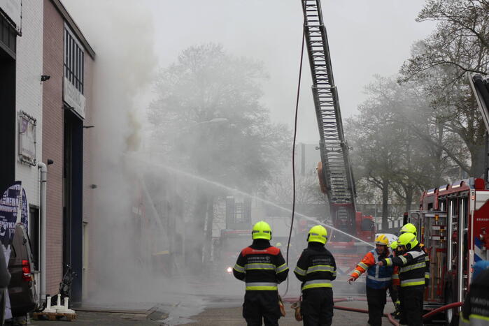 Zeer grote brand in bedrijfspand