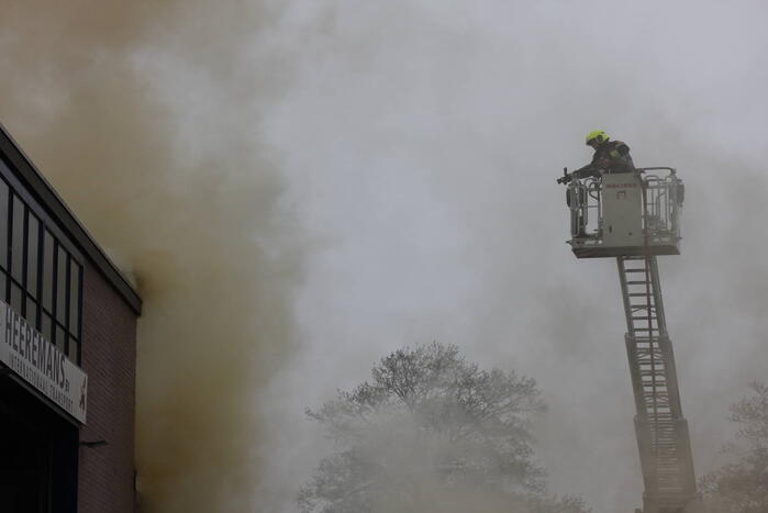 Zeer grote brand in bedrijfspand