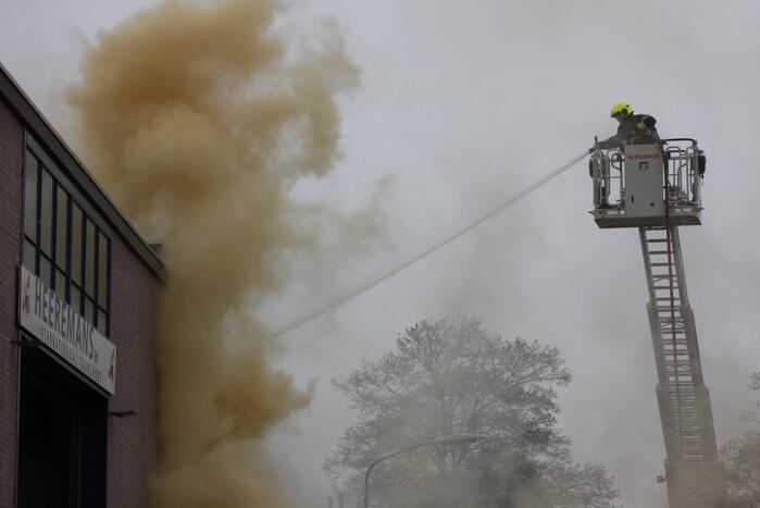 Zeer grote brand in bedrijfspand