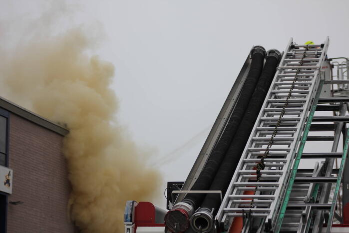 Zeer grote brand in bedrijfspand