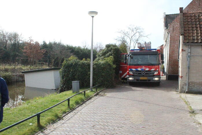 Brandweer pompt Zinkende woonboot leeg