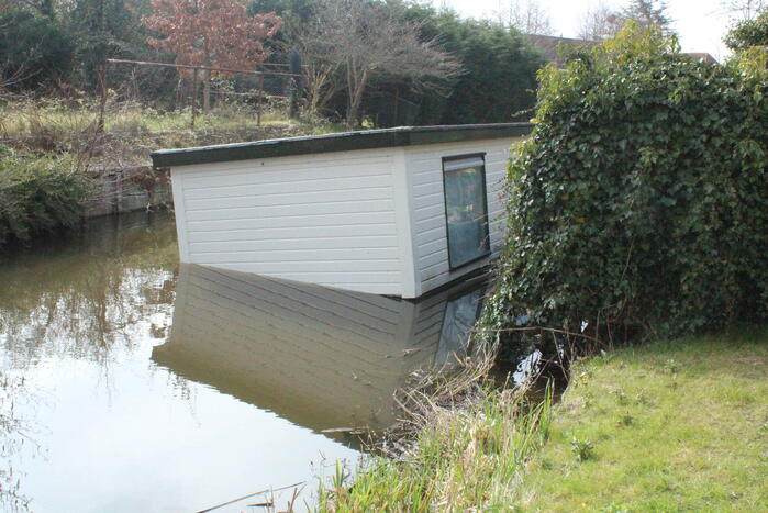 Brandweer pompt Zinkende woonboot leeg